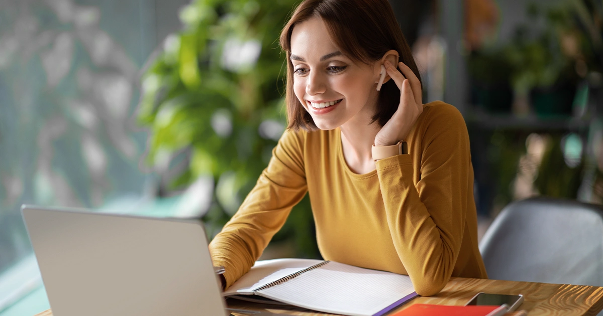 Mesa serena com notebook aberto para consulta de acompanhamento em saúde mental online