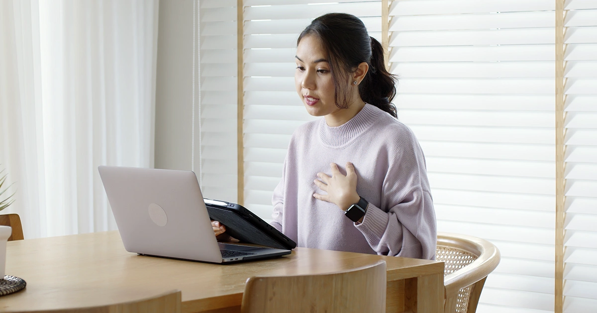 Mesa serena com notebook aberto preparada para consulta médica online em saúde mental