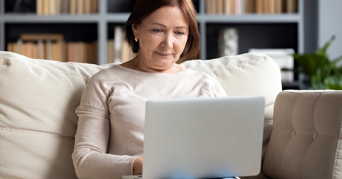 Mesa serena com notebook e documentos organizados para consultar regras de reembolso do plano