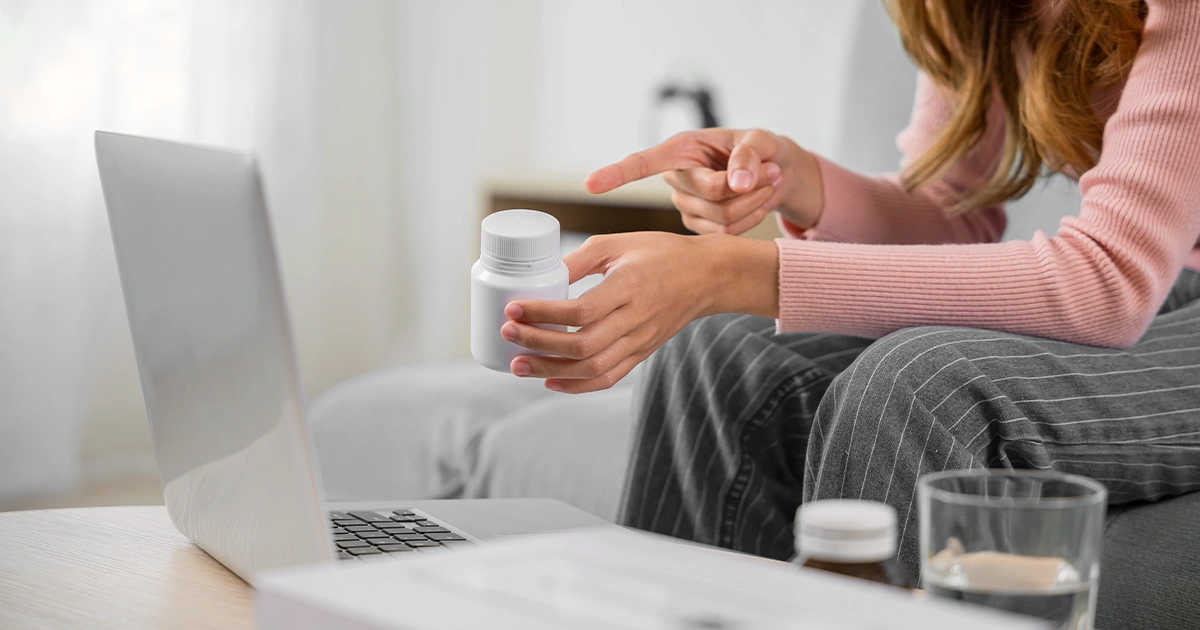 Mesa clara com notebook aberto para consulta online em psiquiatria e saúde mental