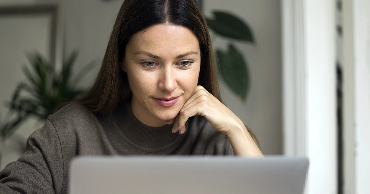 Mulher adulta em ambiente sereno durante primeira consulta em saúde mental online